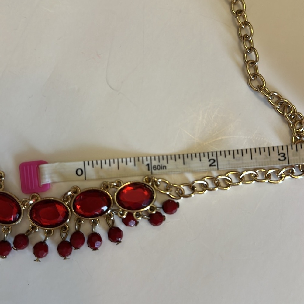 New red crystals with gold colored chain necklace - Picture 6 of 7